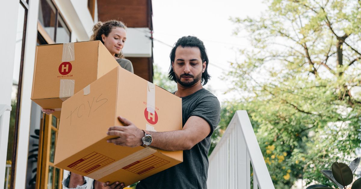 Couple moving house in the florida heat